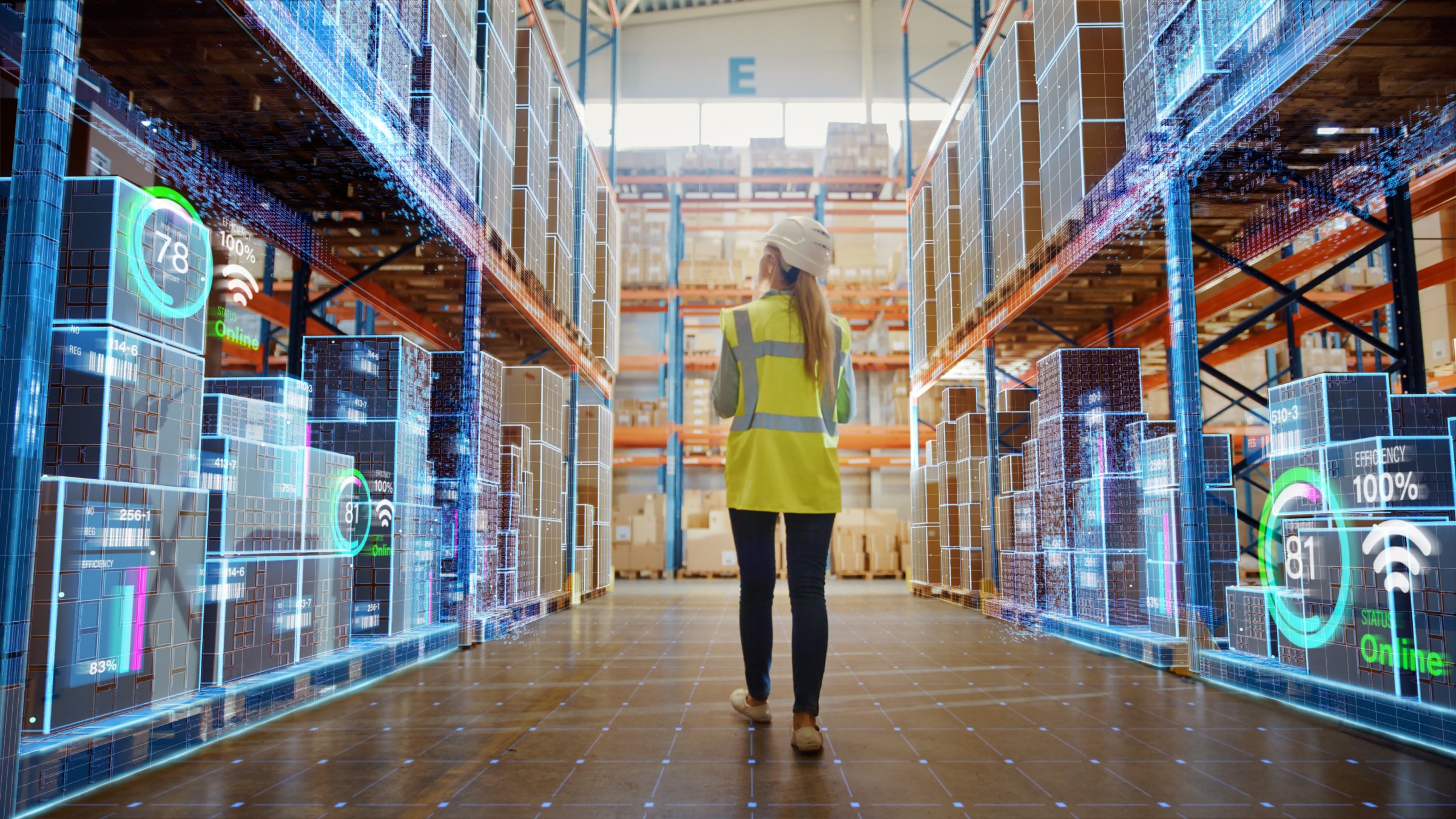 Pracownik magazynu wykonuje inwentaryzację, podczas gdy Warehouse Management System analizuje i przetwarza towary